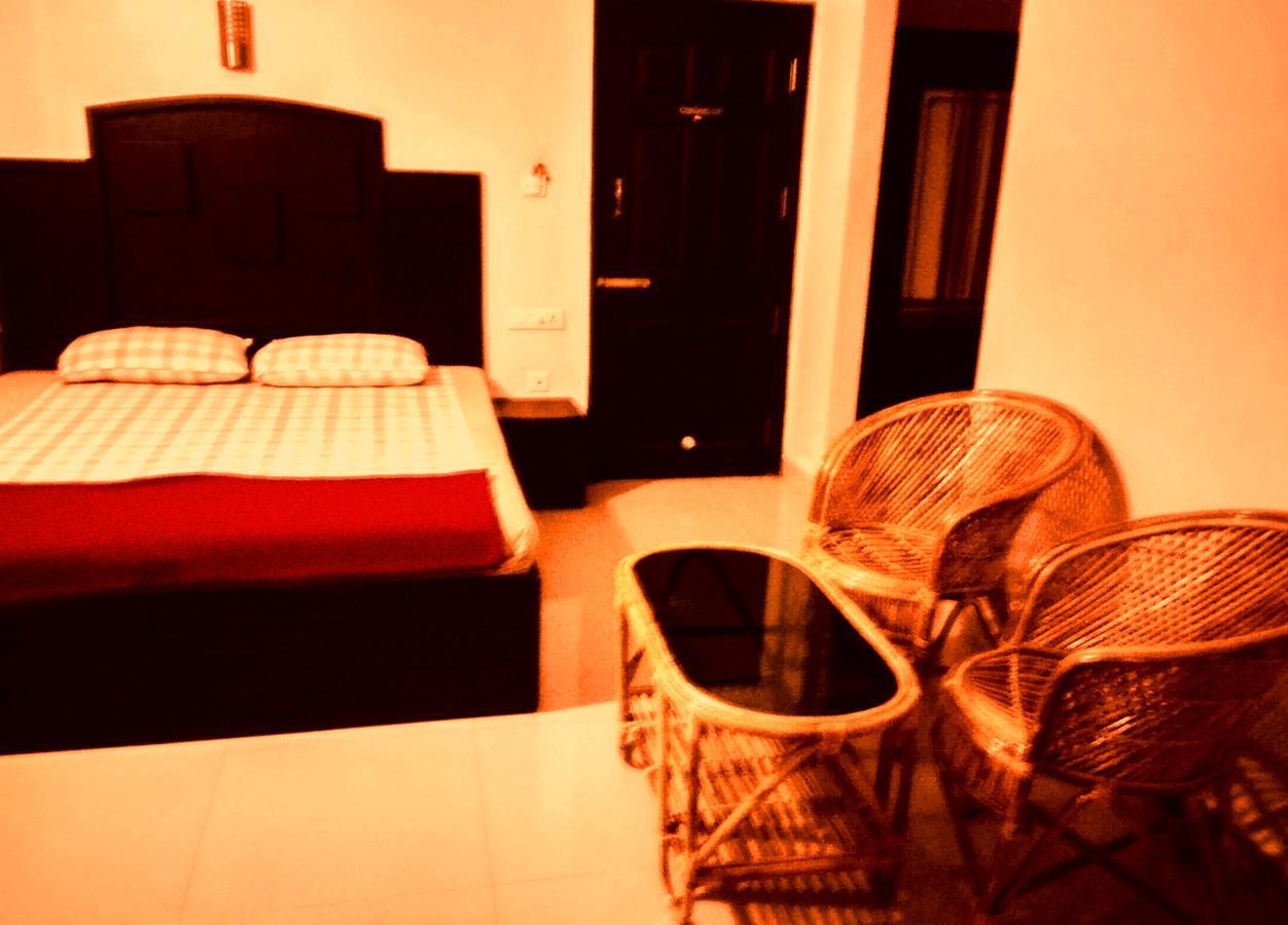 Hotel Royal Nest Vandiperiyār Esterno foto