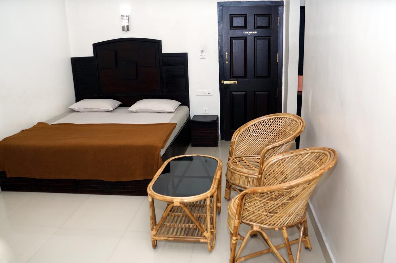 Hotel Royal Nest Vandiperiyār Esterno foto